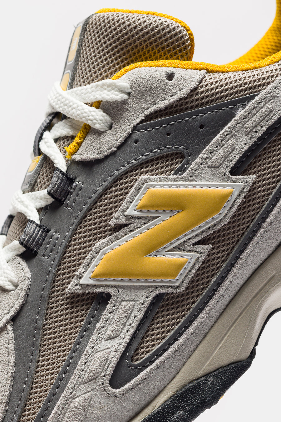 New Balance 204L Sneaker in Raincloud/Baroque Gold - Notre