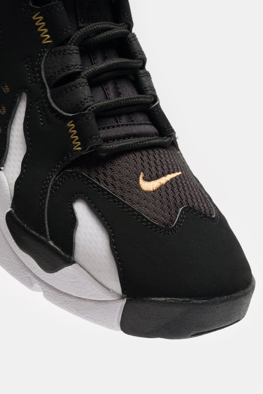 Nike Air DT Max '96 Low Sneaker in Black/Metallic Gold/White - Notre