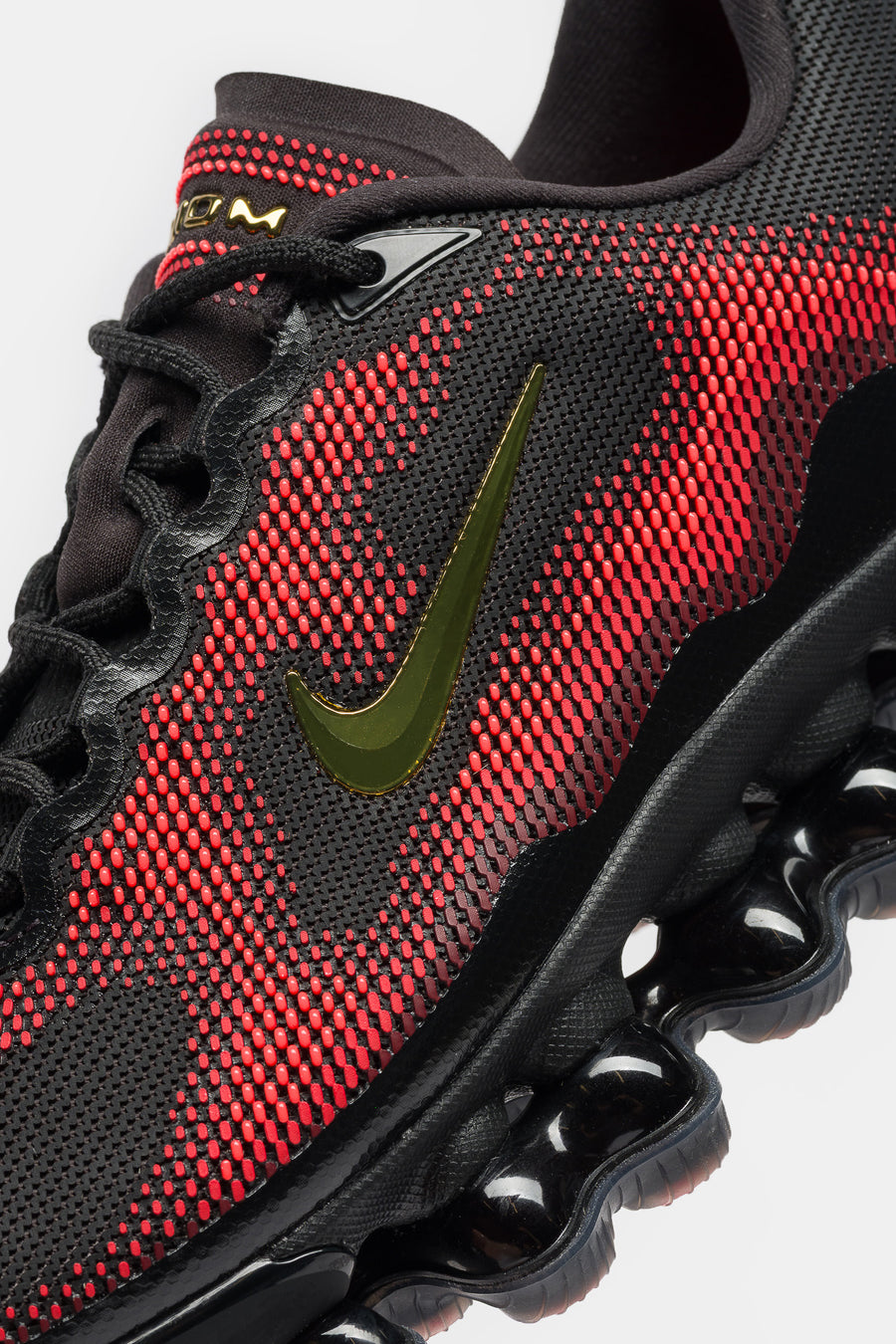 Nike Air Liquid Max Sneaker in Black/Metallic Gold/Team Red/Fire Red - Notre