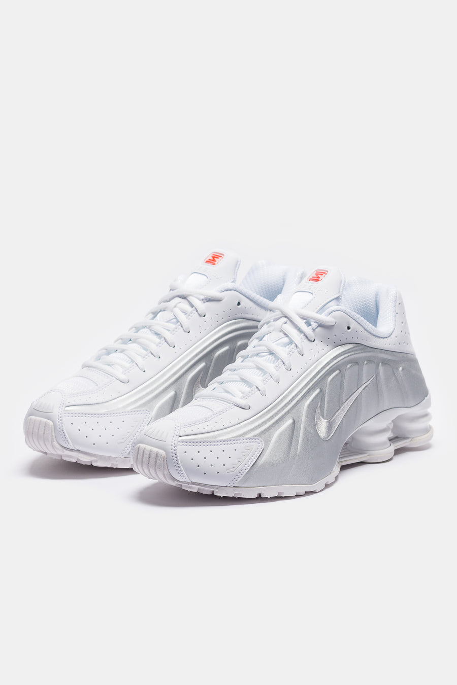 Nike Shox R4 Sneaker in White/Metallic Silver/White - Notre
