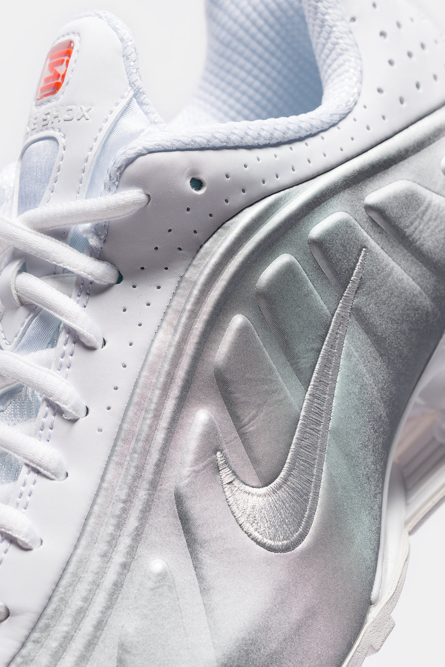 Nike Shox R4 Sneaker in White/Metallic Silver/White - Notre