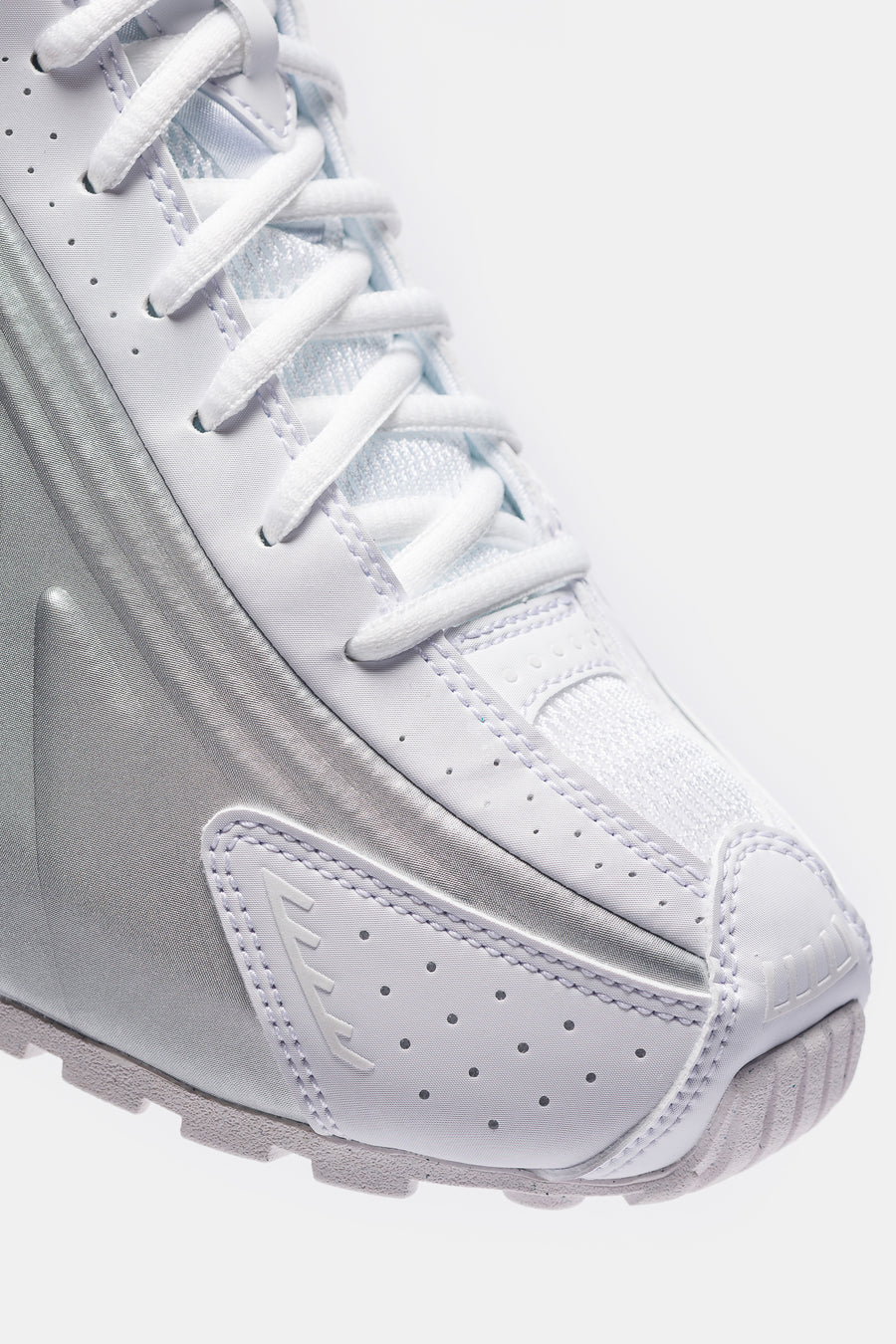Nike Shox R4 Sneaker in White/Metallic Silver/White - Notre