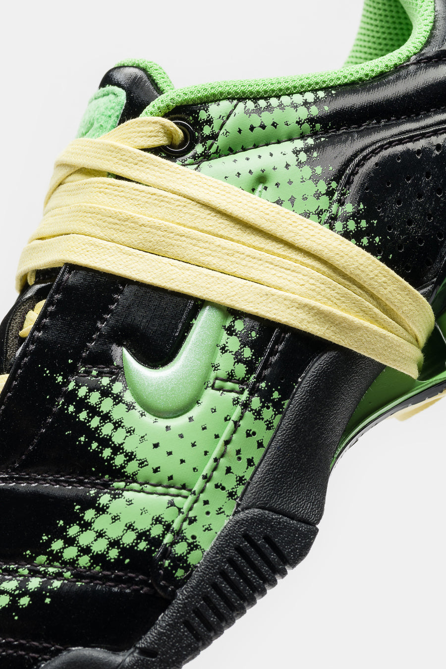 Nike Total90 Shox Magia Sneaker in Black/Spinach Green/Yellow Diamond - Notre