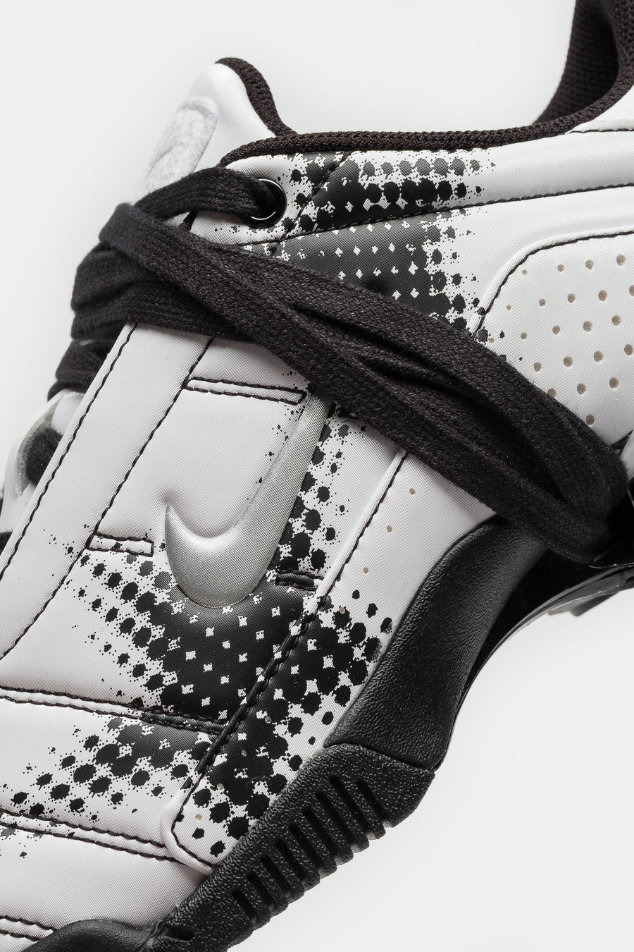 Nike Total90 Shox Magia Sneaker in White/Metallic Silver/Black - Notre