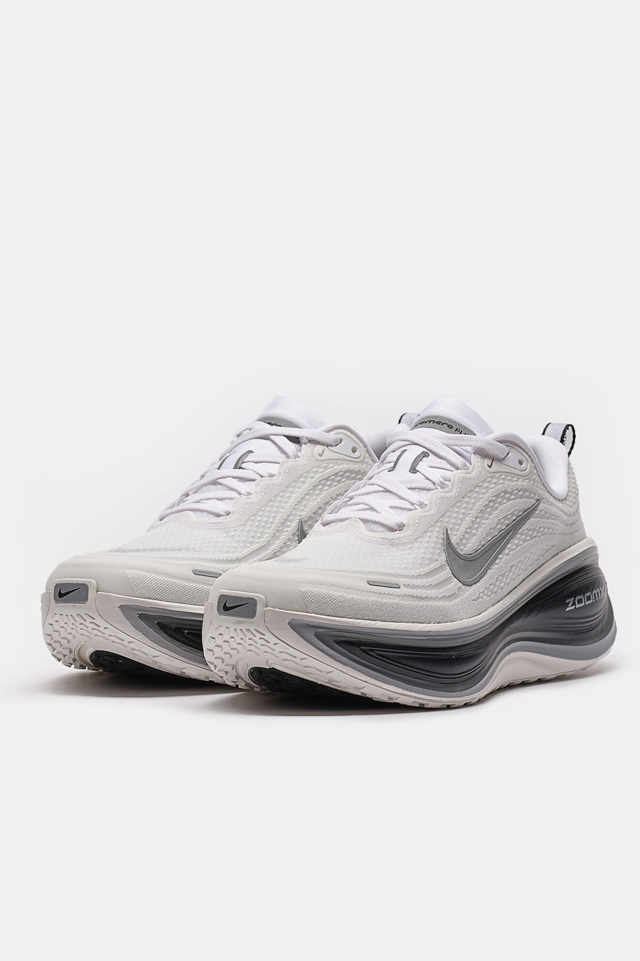 Nike Vomero Plus Sneaker in White/Metallic Silver/Black/Cool Grey - Notre